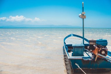 Tekne ve güzel mavi okyanus