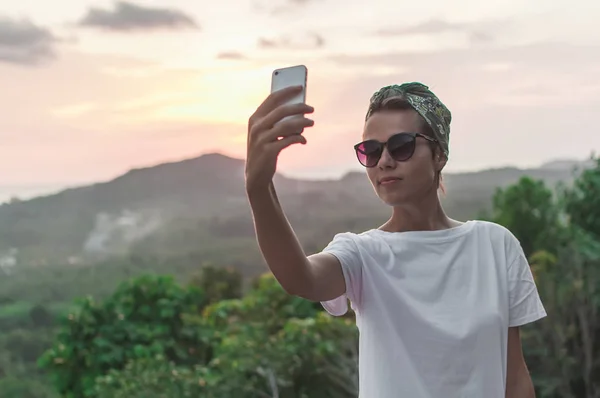 Młoda kobieta robi selfie w wysokiej — Zdjęcie stockowe