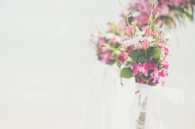 Çiçek buketi düzenlemek için düğün dekorasyon deniz arka plan ile