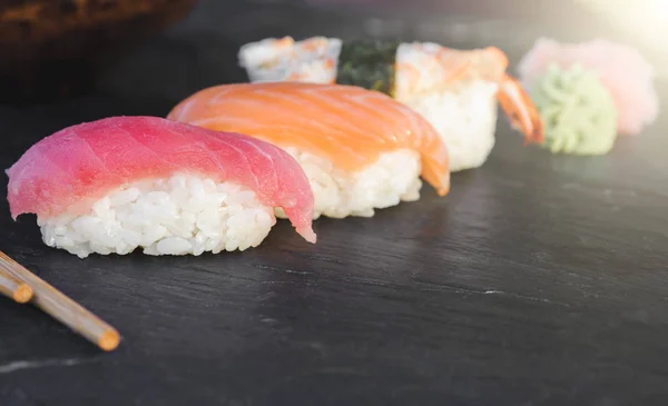 Japoński sushi na czarnym kamieniu — Zdjęcie stockowe