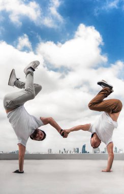 İki Bboy dublör, çatı işi