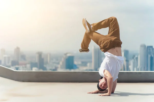 Çatı, dublör yapıyor Bboy