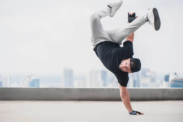 Çatıda bazı stunts yapıyor Bboy