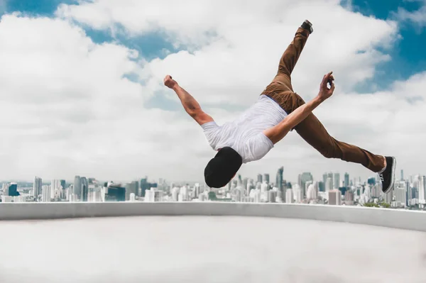 Bboy fazendo algumas acrobacias no telhado — Fotografia de Stock