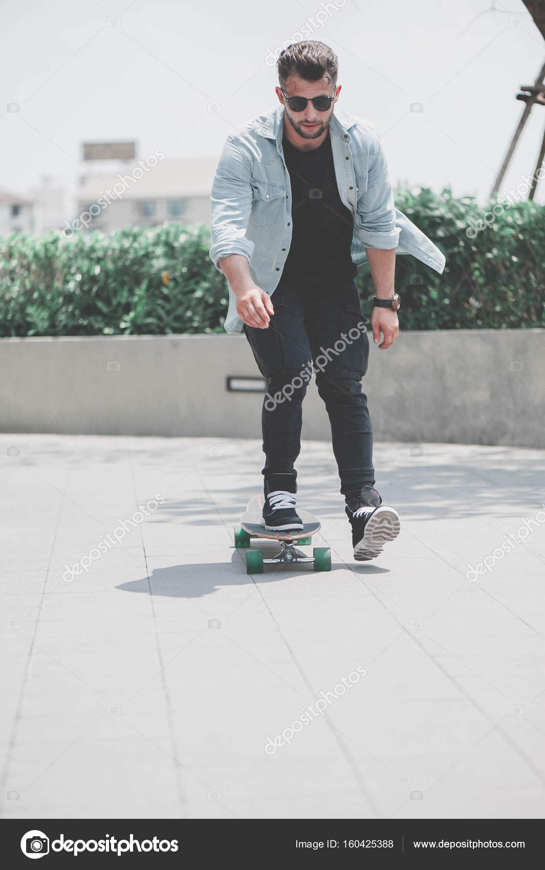 Rapaz patinador na rua em Bangkok . fotos imagens de
