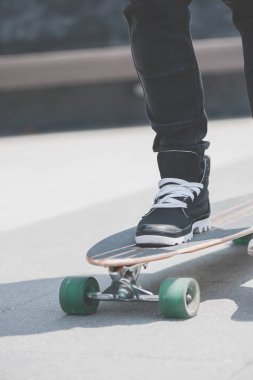 Patencinin bacak Caddesi'nde açık sürme longboard üzerinde kapat