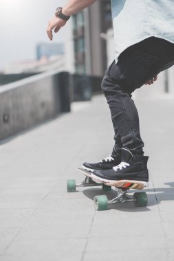 Patencinin bacak Caddesi'nde açık sürme longboard üzerinde kapat