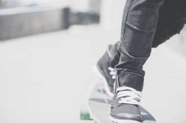 Patencinin bacak Caddesi'nde açık sürme longboard üzerinde kapat