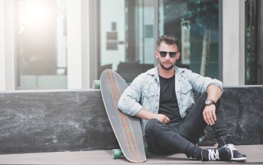 Adam oturup kaykay ile.