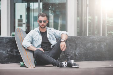 Adam oturup kaykay ile.