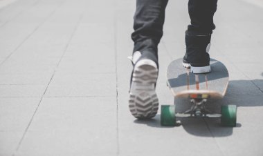 Patencinin bacak Caddesi'nde açık sürme longboard üzerinde kapat