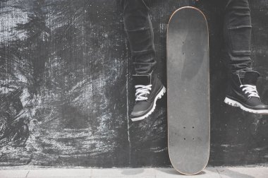 Spor ayakkabı kaykay, bacaklarda