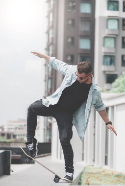 Çocuk patenci dublör Street yapıyor