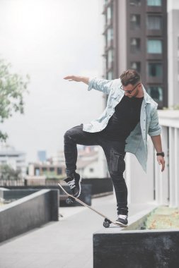 Çocuk patenci dublör Street yapıyor