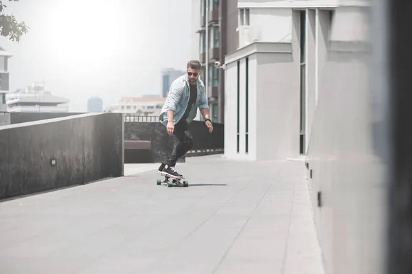 Rapaz patinador na rua em Bangkok . — Fotografia de Stock