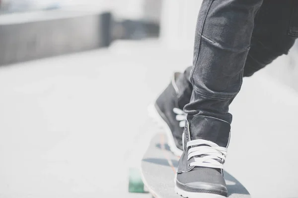 Close up de pernas de patinador no longboard equitação na rua ao ar livre — Fotografia de Stock