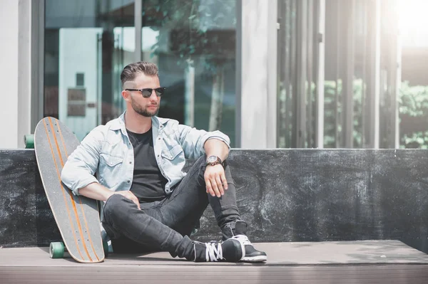 Man zitten met skateboard. — Stockfoto