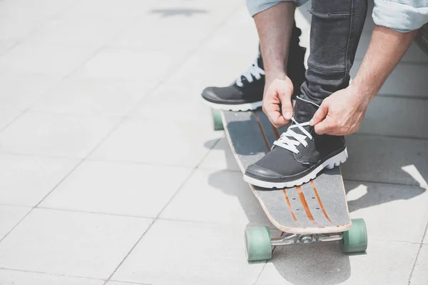 Een skateboarder koppelverkoop schoenveters — Stockfoto