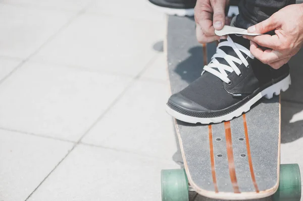 Ένα skateboarder δέσιμο κορδονιών — Φωτογραφία Αρχείου