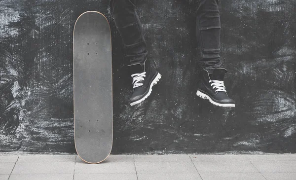 Pernas em tênis no skate — Fotografia de Stock