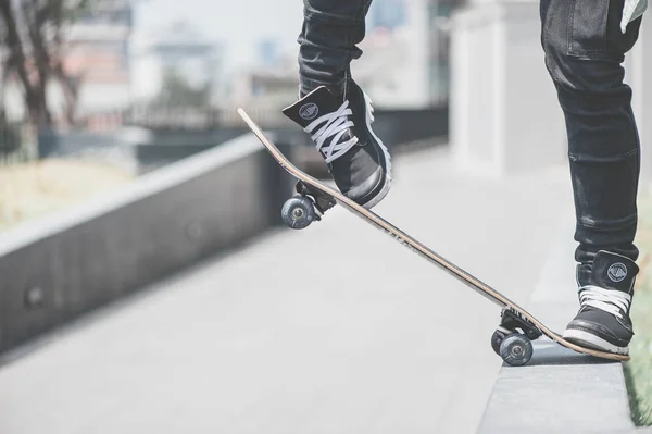 男孩的溜冰者做特技在街上 — 图库照片