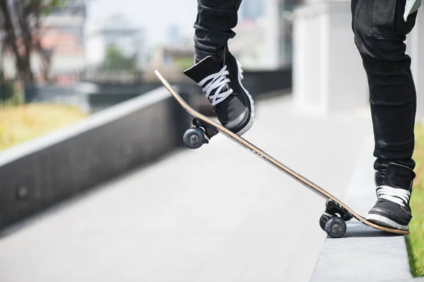 Skater jongen doet stunt op de straat — Stockfoto