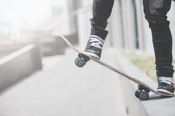 男孩的溜冰者做特技在街上 — 图库照片