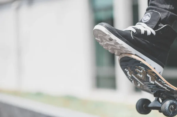 Skater jongen doet stunt op de straat — Stockfoto