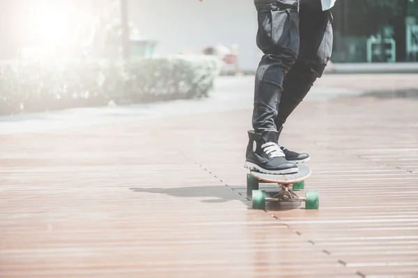 Close up van schaatser de benen op de longboard rijden op de straat in openlucht — Stockfoto