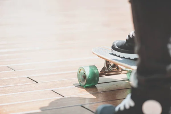 Close up de pernas de patinador no longboard equitação na rua ao ar livre — Fotografia de Stock