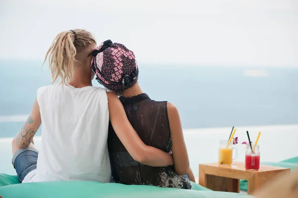 Visão traseira do casal feliz higging — Fotografia de Stock