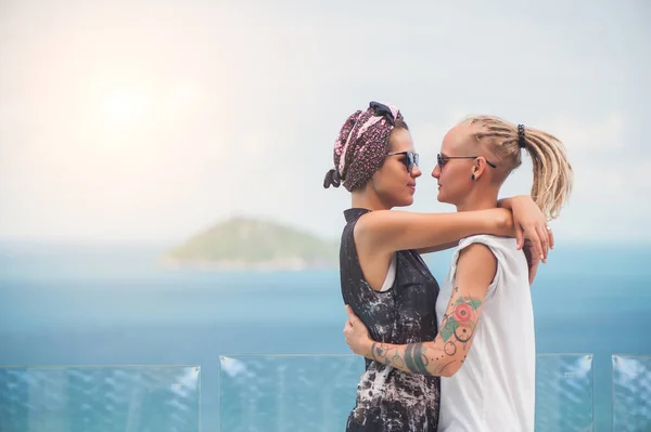 Casal feliz em óculos de sol abraçando e beijando — Fotografia de Stock