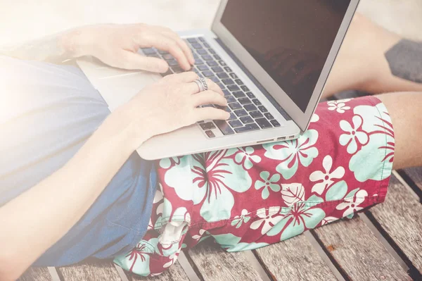 Yakın çekim el laptop