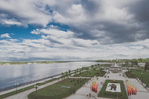 Ярославль, Россия - 8 мая 2017 года: Знаменитый Ярославский парк "Стрелка" вид с неба — стоковое фото