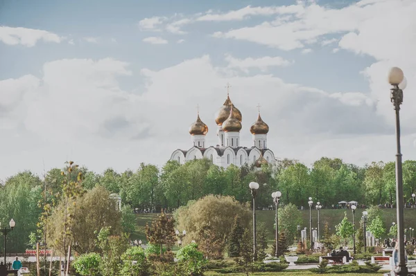 Yaroslavl, russland - 8. Mai 2017: Mariä-Himmelfahrt-Kathedrale der russisch-orthodoxen Kirche, yaroslavl — Stockfoto