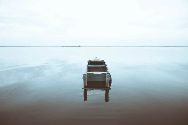 Perahu di hamparan air Danau Nero — Stok Foto
