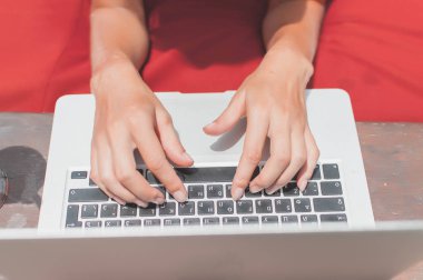 Havuzun döşeme ve onu laptop çalışan genç kadın serbest meslek.