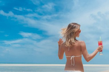 Kız bikini İçecek suyu bir saman.