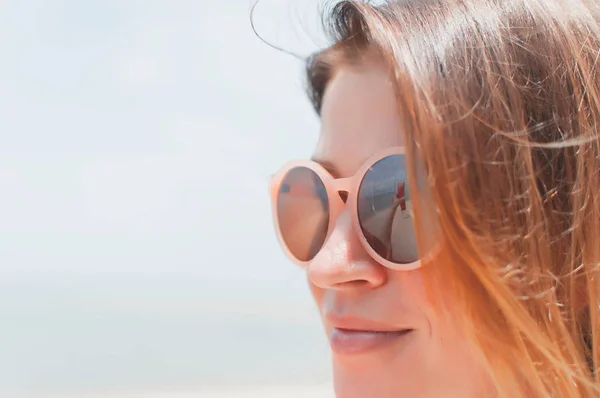 Portret kobiety szczęśliwy moda na okulary przeciwsłoneczne z bliska. — Zdjęcie stockowe