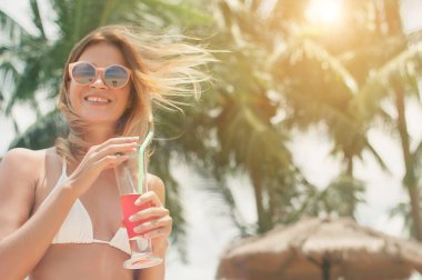 Kız bikini İçecek suyu bir saman.