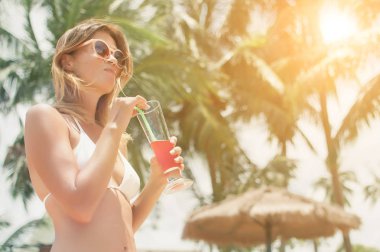 Kız bikini İçecek suyu bir saman.