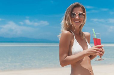 Kız bikini İçecek suyu bir saman.