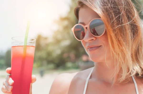 Close Up Portrait of Happy Fashion Woman in Sunglasses with cocktail — Stock Photo, Image