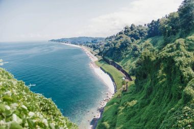 Güzel manzaralı yaz görünümünden Botanik Bahçesi deniz Körfezi ve demiryolu kenarı.