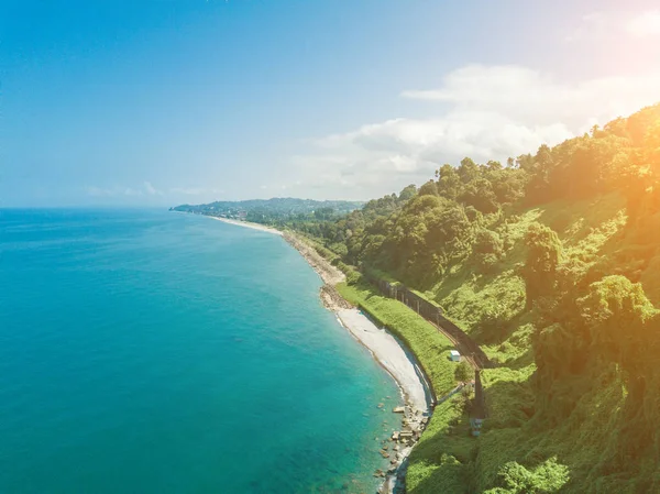 Vista de verão panorâmica bonita do jardim botânico da baía do mar e da estrada de ferro na costa . — Fotografia de Stock