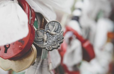 Sembol asma kilitler köprüde zincirlenmiş aşk evliliği