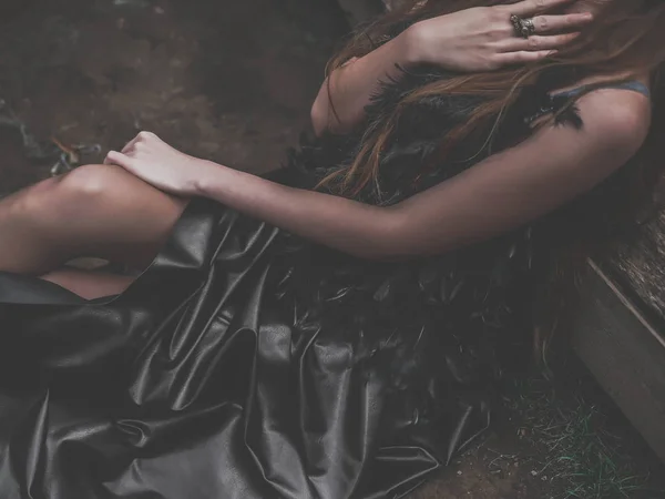 Femme est couchée au sol en robe noire — Photo