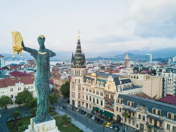 La estatua de Medea con el vellón dorado coronó la alta columna de piedra en el centro de la Plaza de Europa, Batumi, Georgia . — Foto de Stock