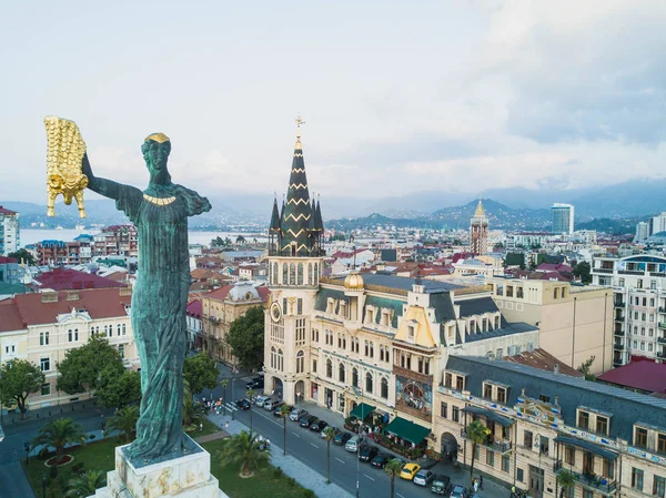 Posąg Medei z Złotego Runa na szczycie wysokiej kamienne kolumny w centrum placu Europy, Batumi, Gruzja. — Zdjęcie stockowe