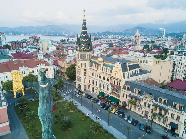 Medea ile Altın Post heykeli Merkezi Avrupa Meydanı, Batum, Gürcistan yüksek taş sütununda tepesinde.